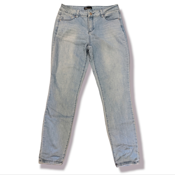 Miss Poured in Blue jeans - Picture 1 of 8